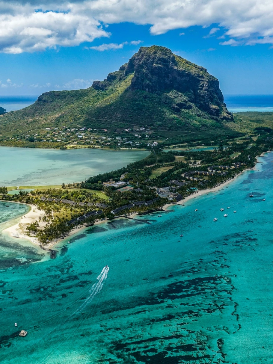 Hora Le Morne Brabant obklopená tyrkysovou lagunou na Mauriciu
