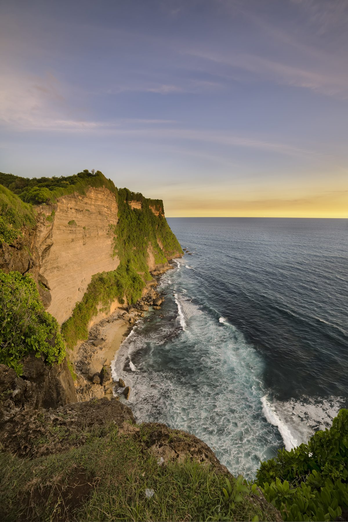 Západ slunce nad útesy Uluwatu