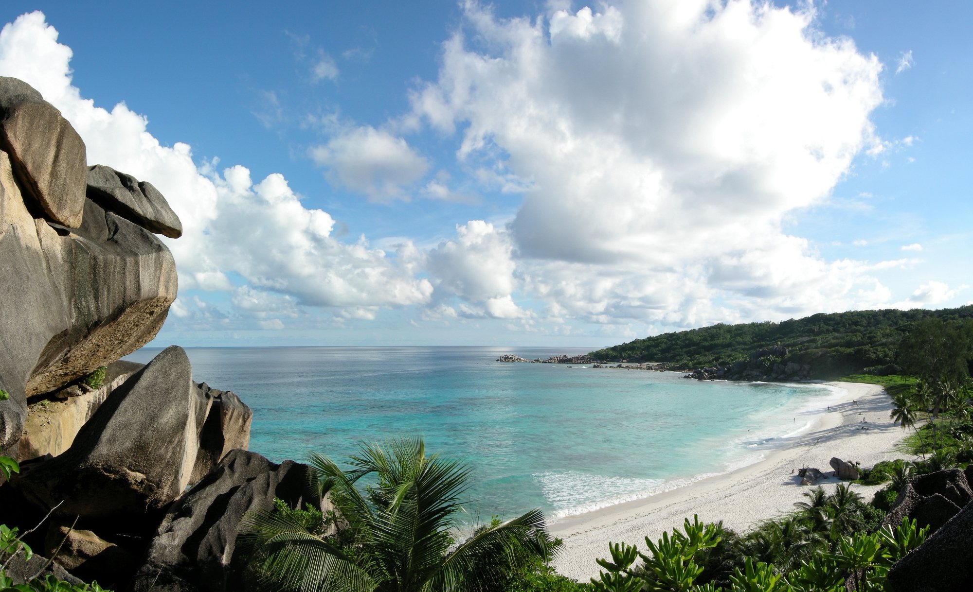Pláž Grand Anse na La Digue s žulovými balvany
