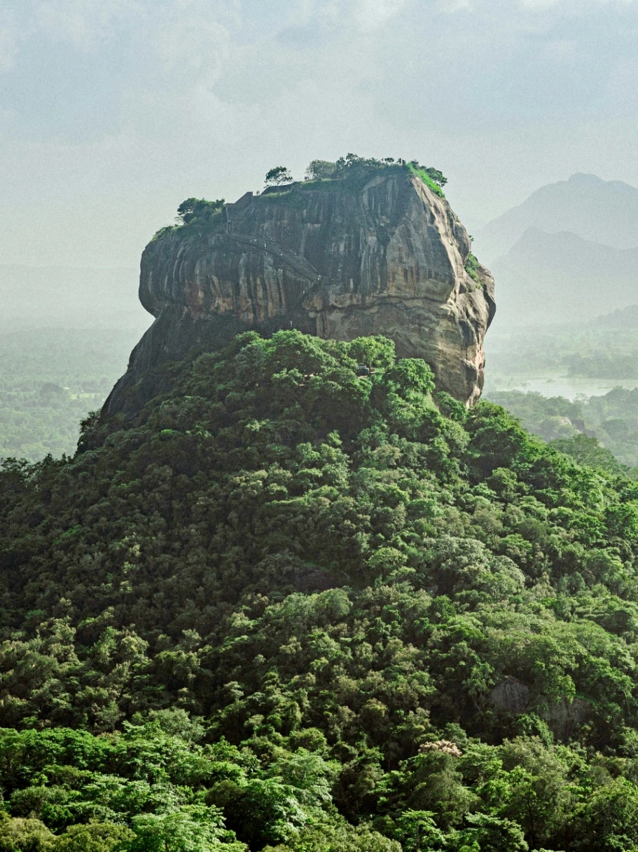 Skalní pevnost Sigiriya vystupující nad zelenou džunglí