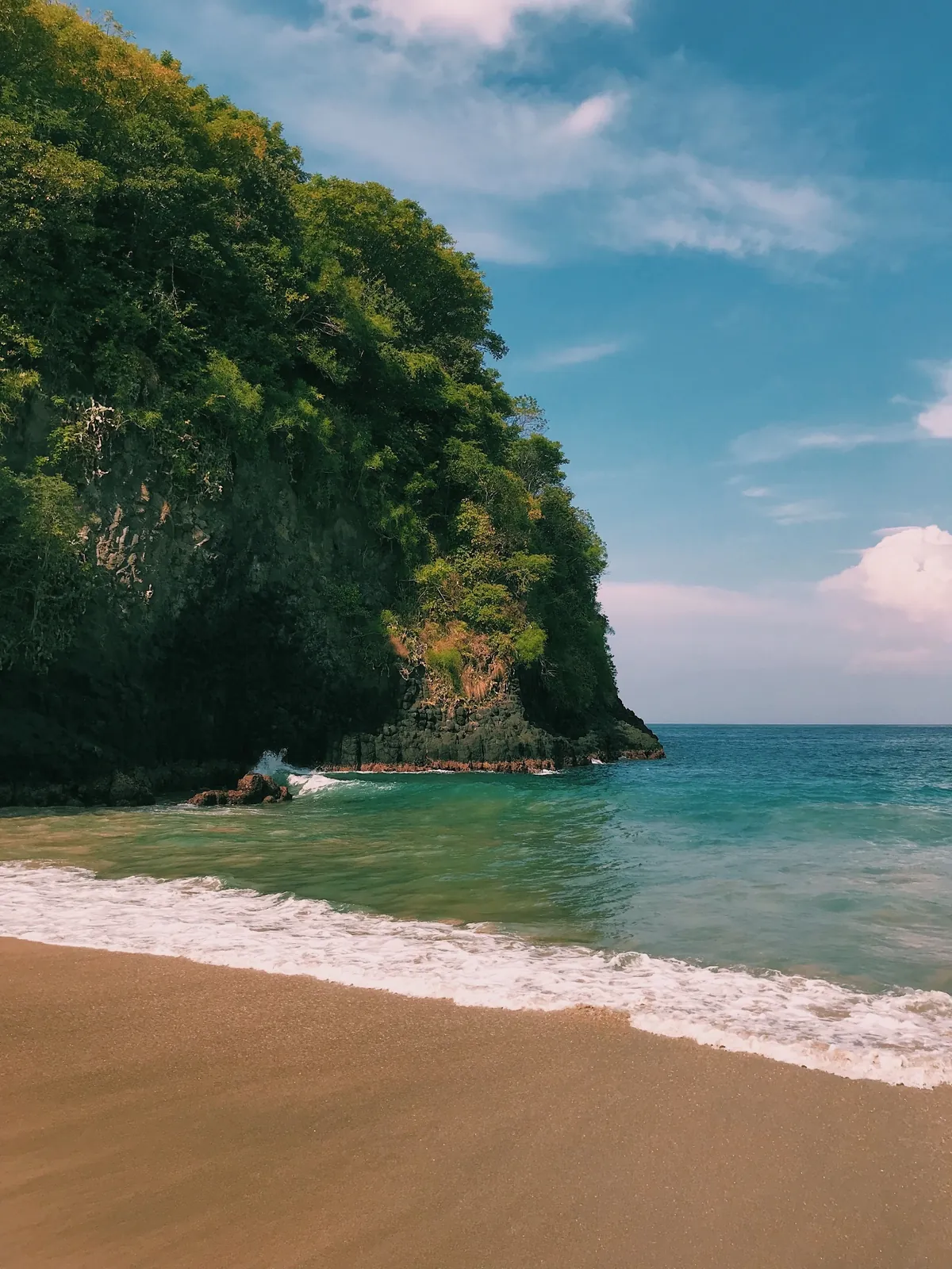 Pláž pod zarostlým útesem na východním Bali (ilustrační fotografie lokality)