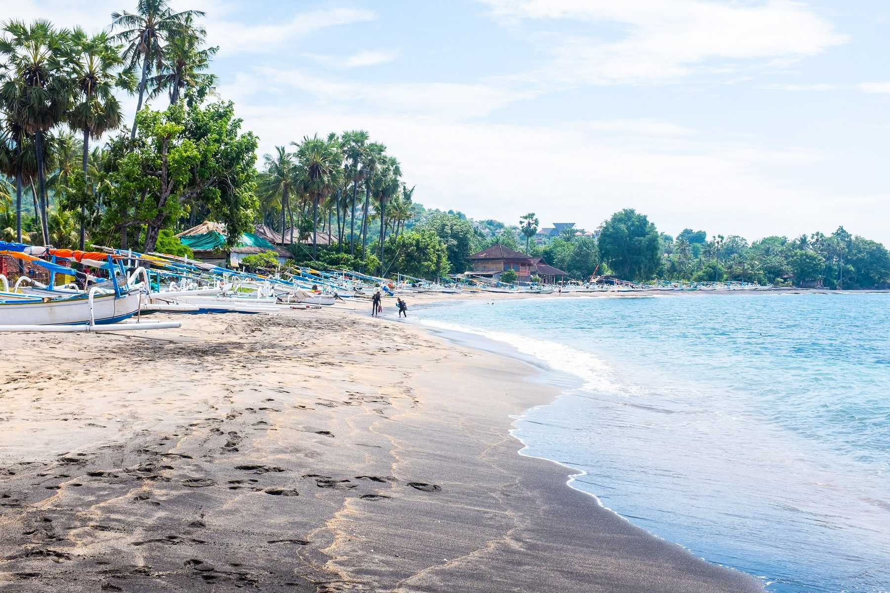 Tradiční rybářské lodě na pláži v Amedu na východním Bali