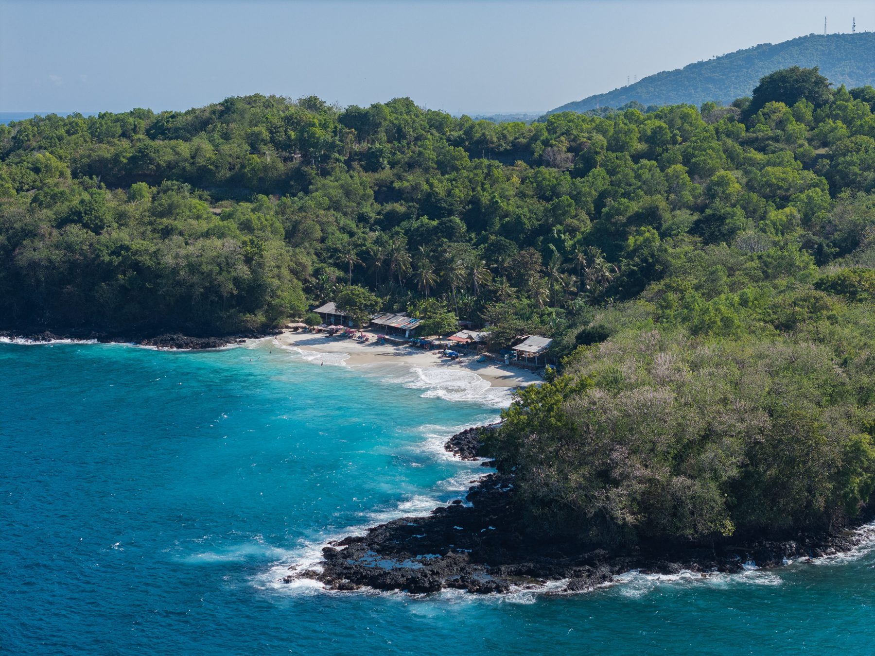 Zátoka a pobřeží východního Bali u Padangbai