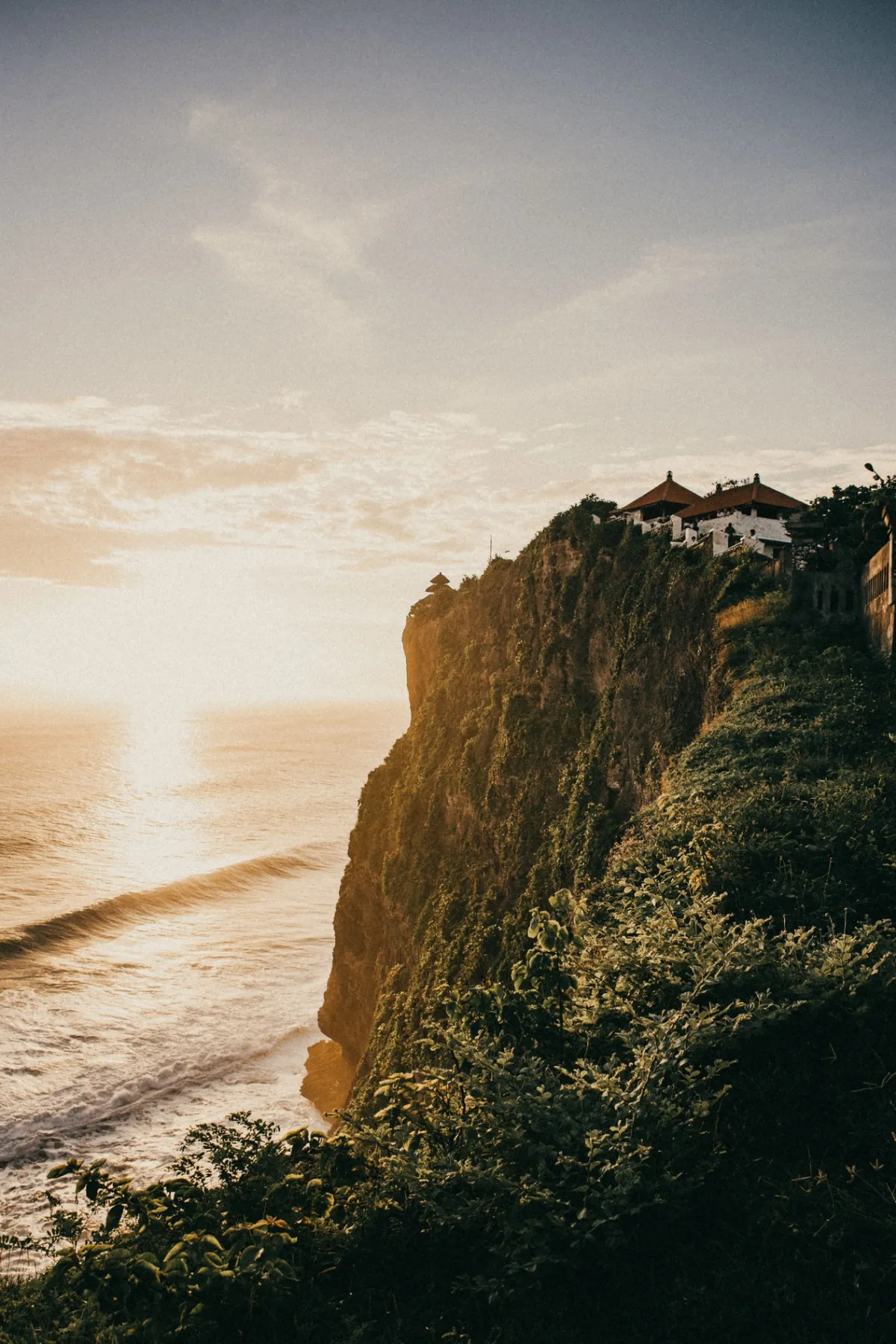 Chrám na pobřežním útesu Uluwatu při západu slunce (ilustrační fotografie lokality)