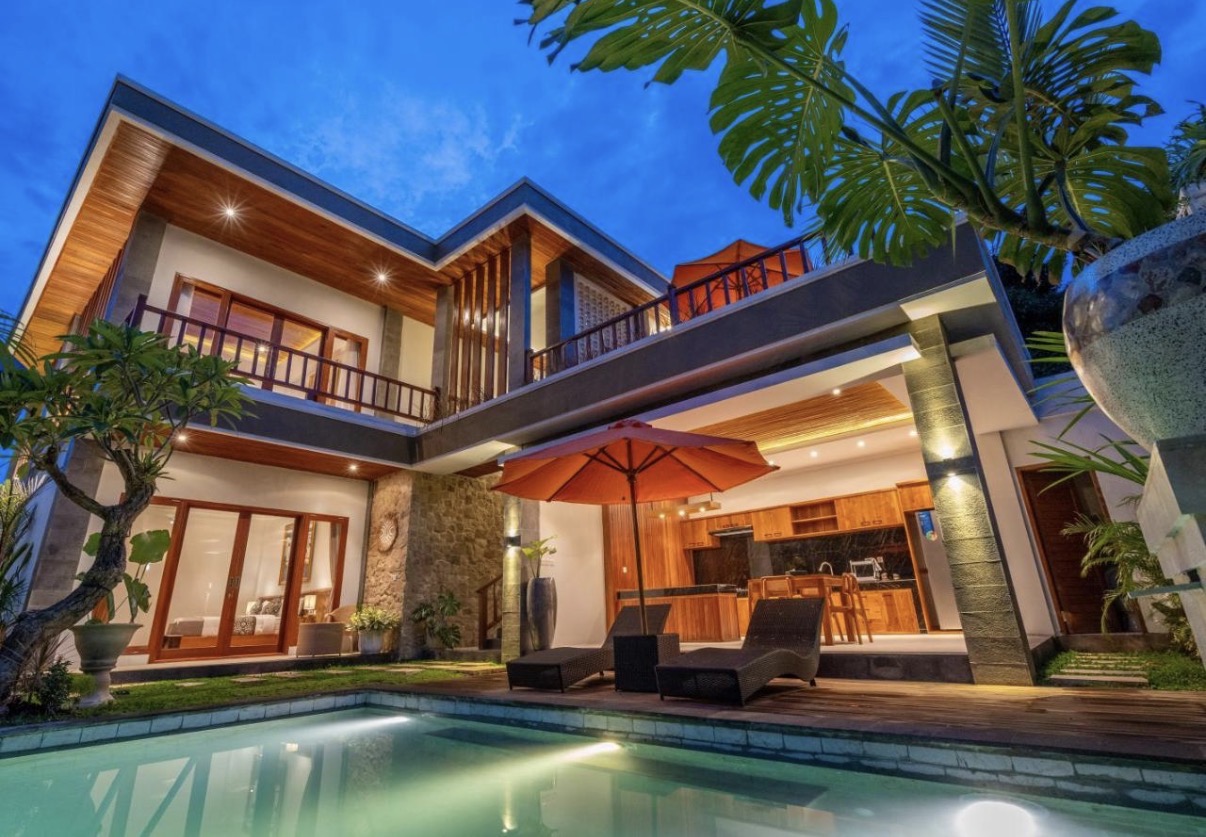 Villa Viandra Ubud — dvoupodlažní vila se soukromým bazénem večer