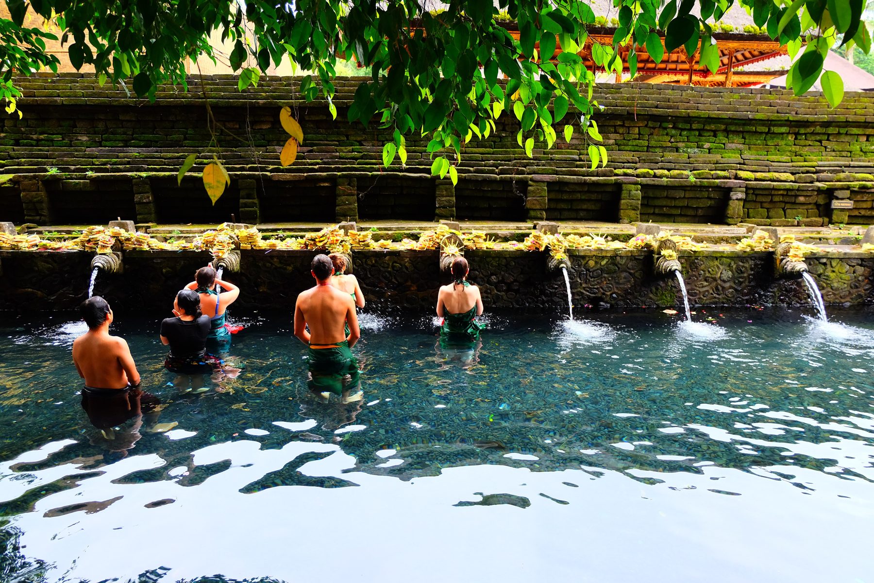 Očistné prameny v chrámu Tirta Empul u Ubudu