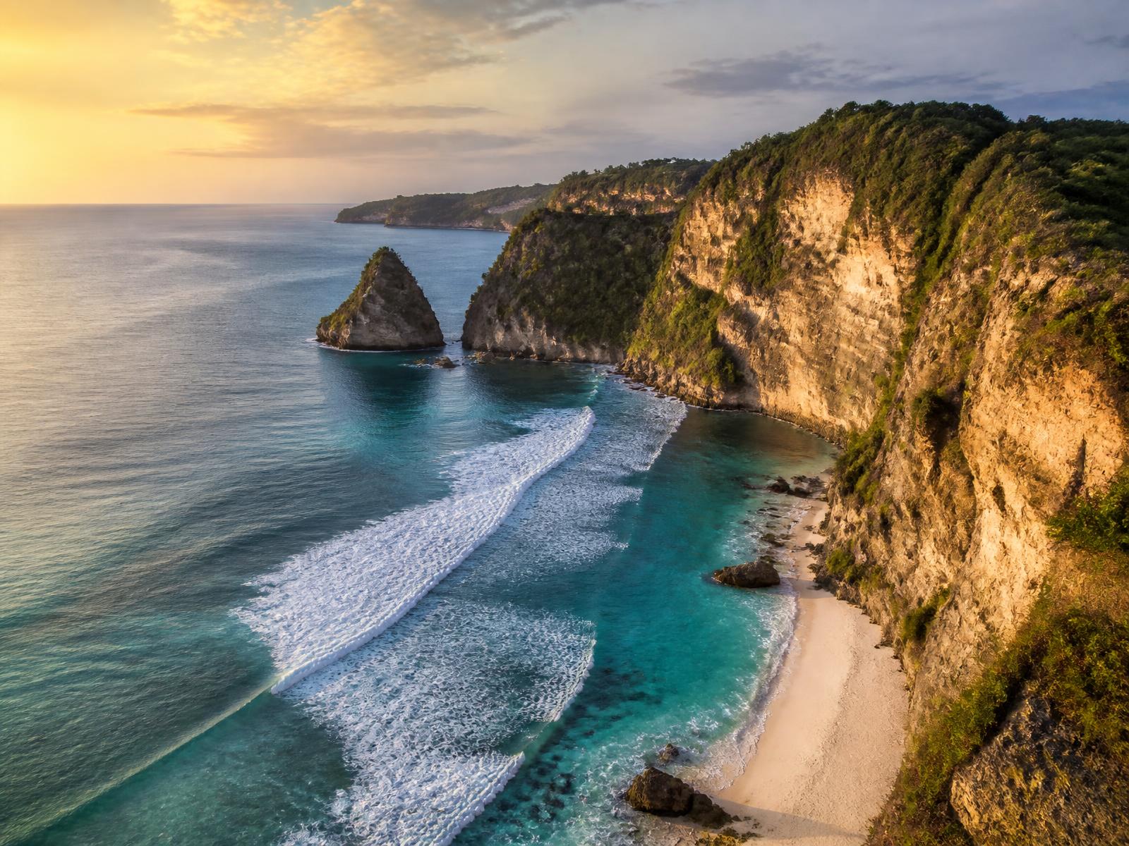 Útesy a pláž na poloostrově Bukit u Uluwatu