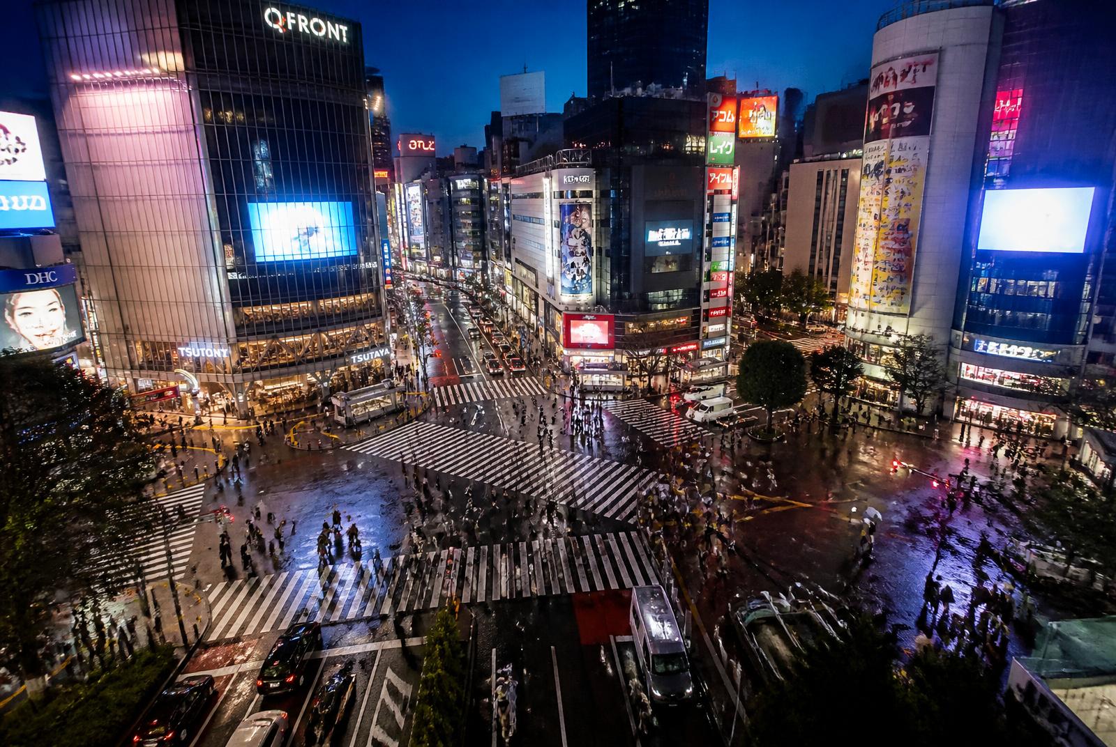 Pohled z výšky na křižovatku Shibuya v Tokiu za soumraku