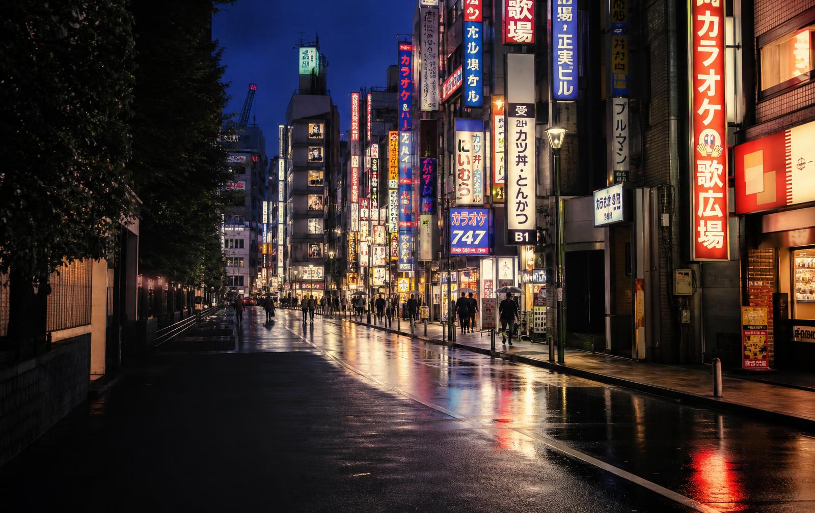 Večerní Tokio s rozsvícenými ulicemi