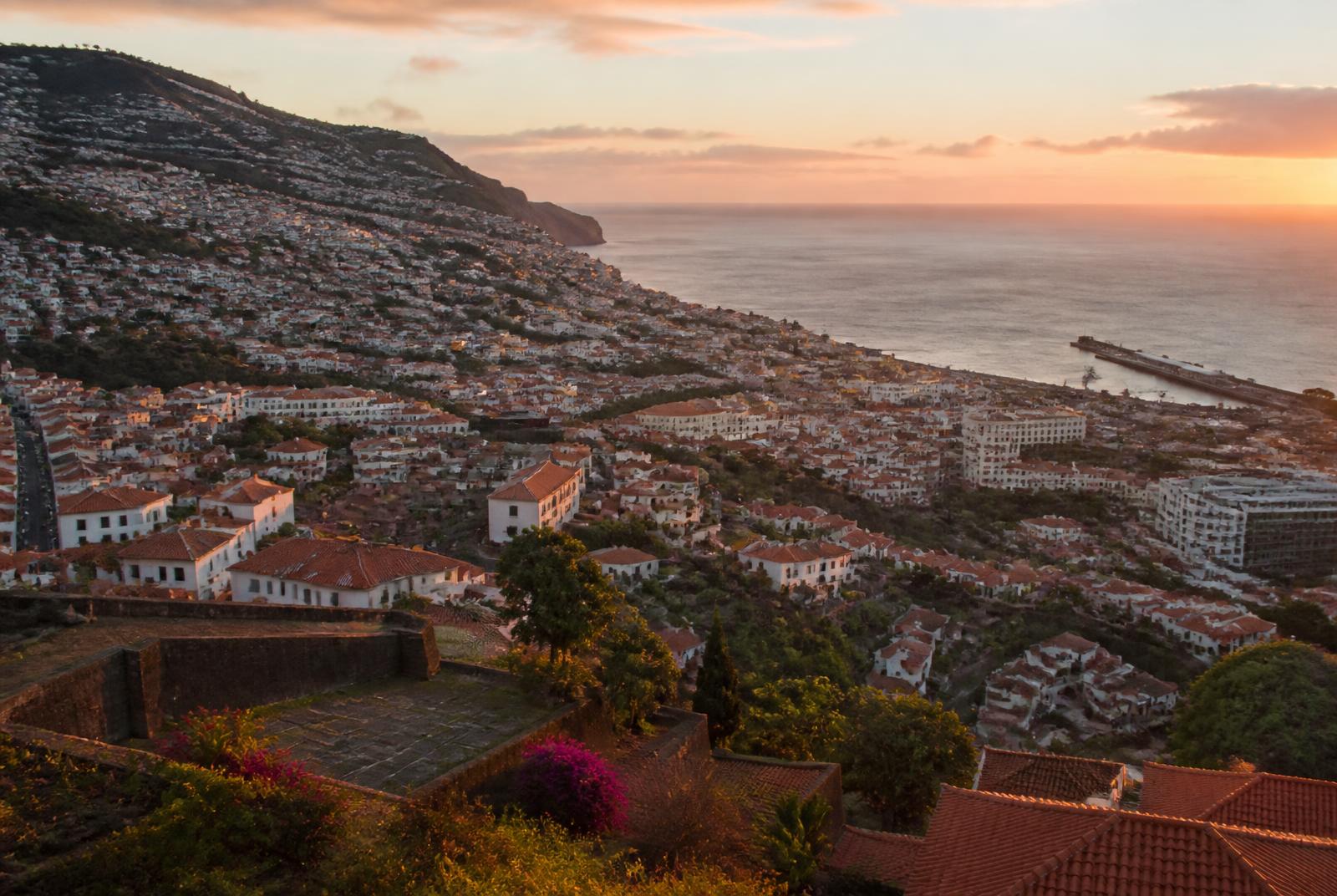 Funchal a jeho svahy nad Atlantikem při západu slunce