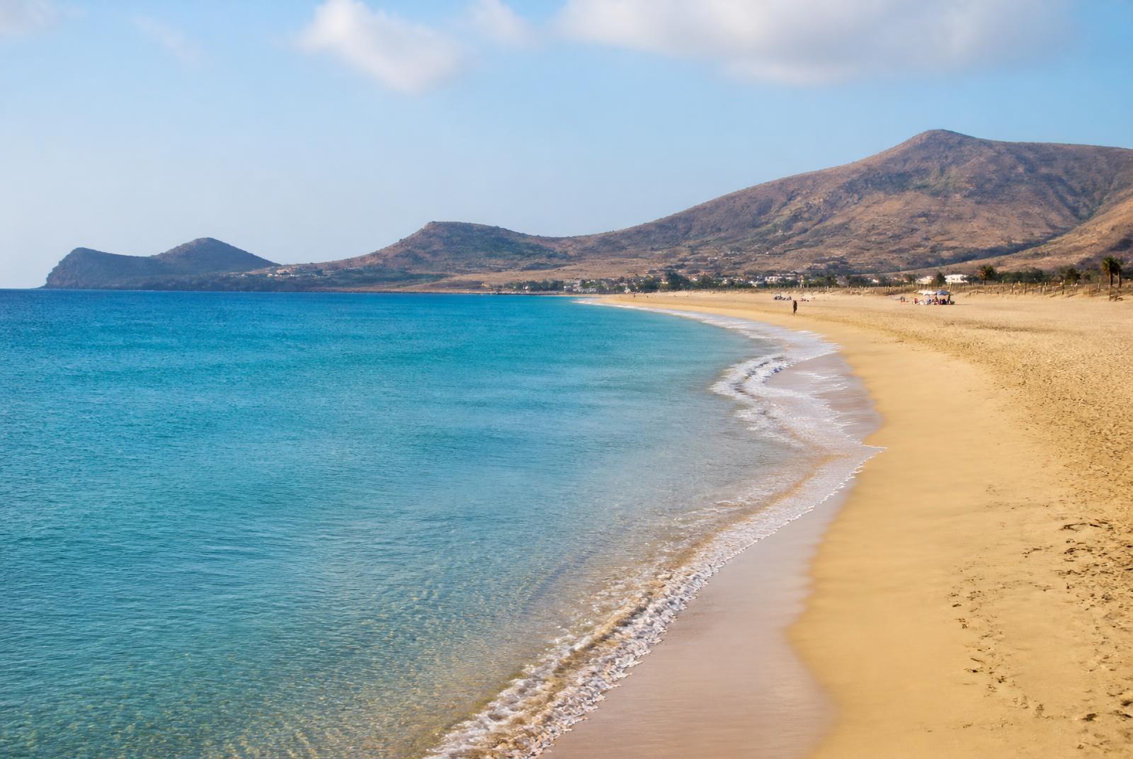 Dlouhá zlatá pláž ostrova Porto Santo