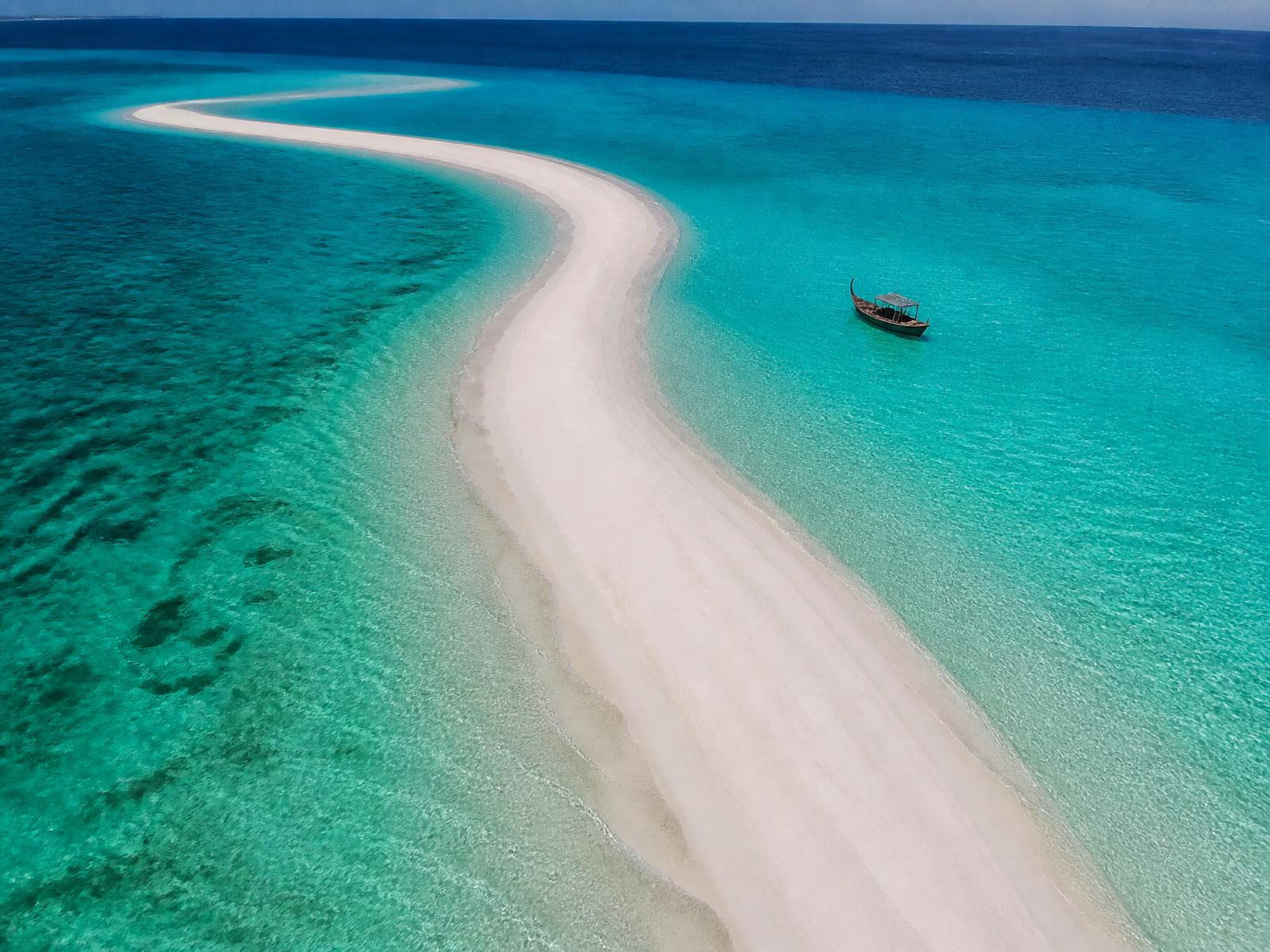 Dlouhý bílý sandbank obklopený tyrkysovou lagunou