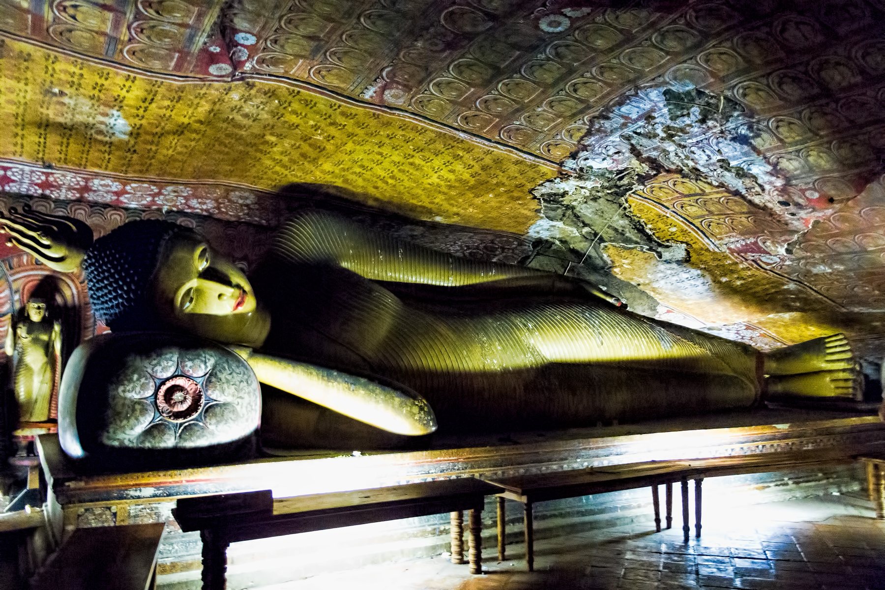 Ležící Buddha v jeskynním chrámu v Dambulle