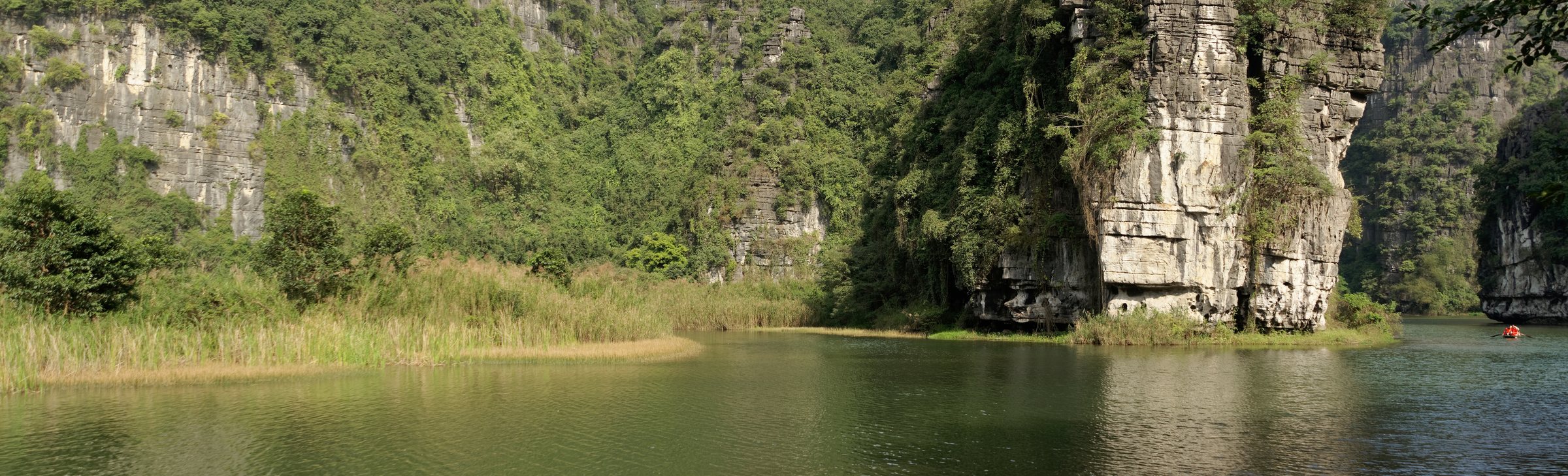 Trang An, Ninh Binh — řeka mezi vápencovými skalami